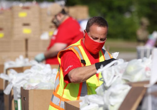 Toyota Mississippi, Mid-South Food Bank y Mississippi National Guard Reserve colaboran en almacenes móviles de alimentos para servir a los residentes del área norte de Mississippi. (PRNewsfoto/Toyota Motor North America)